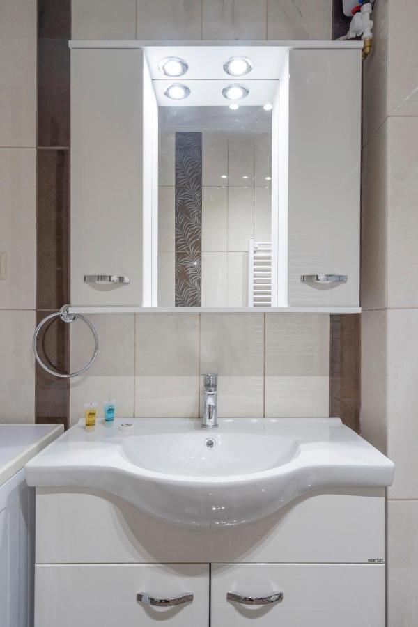 2 Bedroom Renovated Apartment With A View 아테네 외부 사진